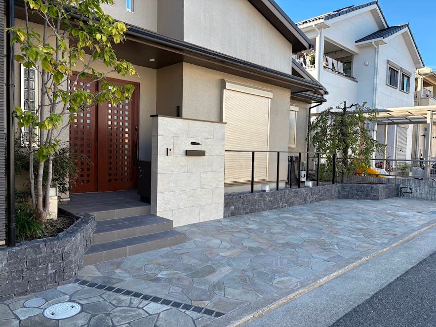 建物と調和したスタイリッシュなカーポートと門扉